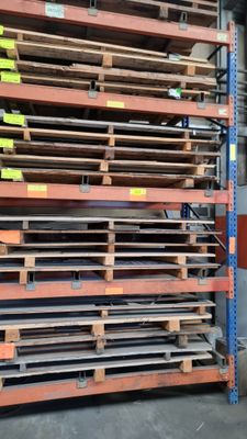 les palettes sont empilées les unes sur les autres dans l'entrepôt