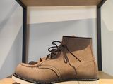 un gros plan sur une paire de bottes marron posées sur une étagère
