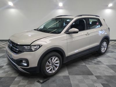 Le SUV Volkswagen blanc est garé dans le garage, sur un sol à damier.