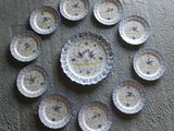 beaucoup d'assiettes en carton disposées en cercle