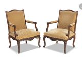 paire de fauteuils de style Louis XV avec accoudoirs rembourrés