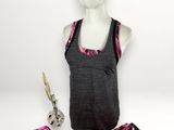 un ensemble composé d'un débardeur et d'un legging pour femme, avec une casquette de baseball