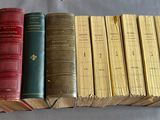 plusieurs vieux livres empilés sur une table