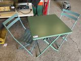 une table verte et deux chaises dans un garage