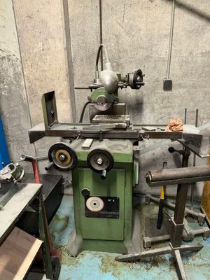 une machine qui se trouve dans une pièce avec de nombreux outils