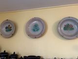 trois assiettes accrochées au mur au-dessus d'une cuisinière