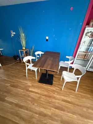 4 Tables plateau carré 8 Chaises PVC moulé blanc