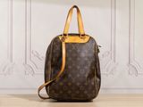 un sac Louis Vuitton posé sur un parquet