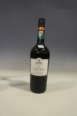 une bouteille de vin posée sur une table