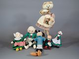 un groupe de peluches posées sur une table