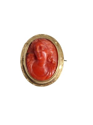 Broche ovale monture en or sertie d'un bas relief en corail …
