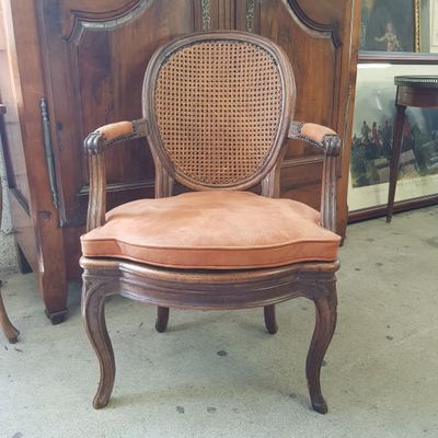 une chaise placée devant une armoire