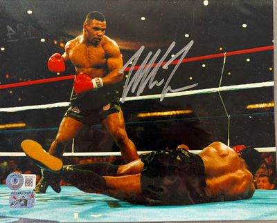 une photo dédicacée d'un combat de boxe professionnelle montrant un homme à terre