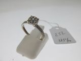 une photo d'une bague en diamant sur laquelle est posée une étiquette de prix
