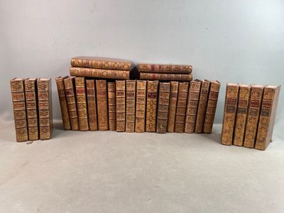 une pile de vieux livres empilés les uns sur les autres