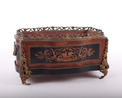 une boîte noire et rouge ornée de motifs dorés