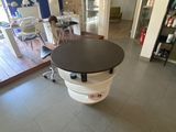 une cuisine avec une table et des chaises au milieu de la pièce