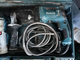 une boîte contenant des outils, posée sur une table
