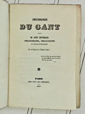 un livre ouvert sur lequel figure l'image d'un homme