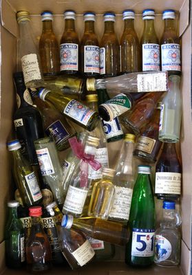 une caisse remplie de bouteilles d'alcool et de bouteilles de vin