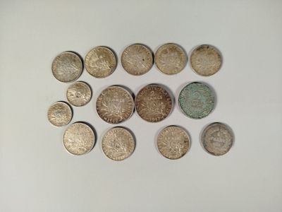 un lot de pièces de monnaie posées sur une table