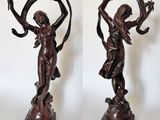 deux photos d'une statue représentant une femme tenant un oiseau
