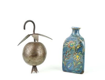 deux vases placés l'un à côté de l'autre sur une table