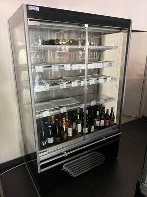de nombreuses bouteilles de vin exposées dans une vitrine