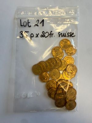 un sac de pièces d'or posé sur une table blanche