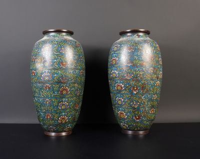 paire de vases chinois à cloisonnés ornés de motifs floraux