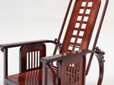 un fauteuil à bascule en bois avec une assise en bois sur fond blanc