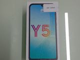 La boîte du téléphone Samsung 5G est ouverte sur la table.