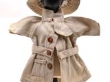 un manteau beige et un chapeau sur une tête de mannequin, sur fond blanc