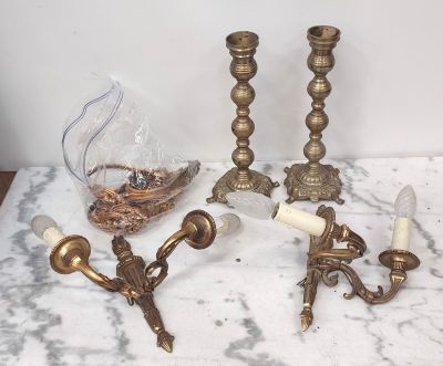 trois bougies posées sur une table en marbre