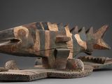 une photo d'une sculpture en bois représentant un poisson posé sur un socle