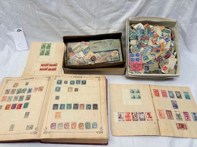 un lot de timbres dans une boîte sur une table