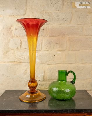 deux vases posés sur une table l'un à côté de l'autre