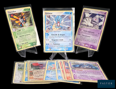 plusieurs cartes Pokémon empilées les unes sur les autres sur une table