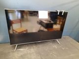 un téléviseur à écran plat posé sur une table dans une pièce