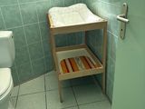 une petite salle de bains avec des toilettes, un lavabo et un porte-serviettes