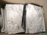 une boîte remplie de chemises blanches qui se trouvent dans la boîte