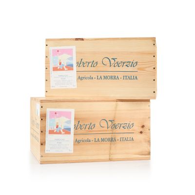 deux boîtes en bois portant des étiquettes, posées sur une surface blanche