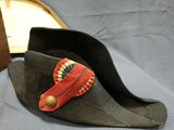 une paire de chaussures posée sur une table