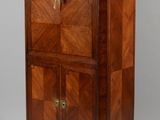 une image représentant un meuble en bois muni d'une porte et de tiroirs