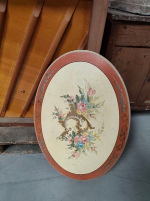 une photo d'une assiette ornée d'un motif floral