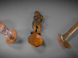 trois cuillères en bois et un repose-cuillère posés sur une surface grise