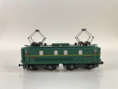 un gros plan d'un wagon vert sur une surface blanche