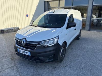 une camionnette blanche garée devant un bâtiment