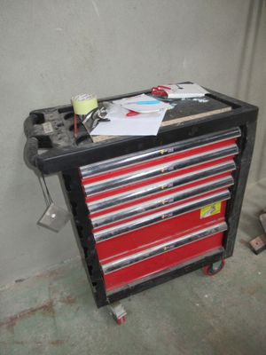 une boîte à outils rouge posée sur une table noire