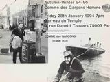 une photo en noir et blanc d'un homme en combinaison de plongée